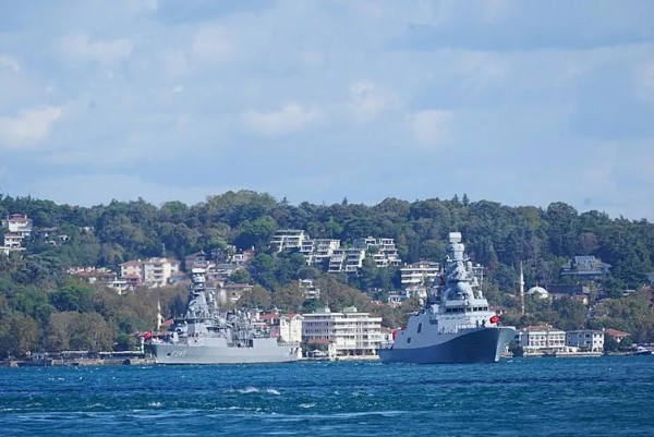 Donanmada gövde gösterisi! Saat 09:40'da peş peşe boğazdan geçtiler